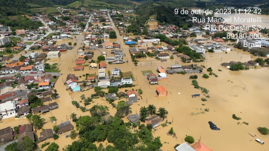 Rio do Oeste inicia evacuação de moradores das residências após enchente e tem toque de recolher 1 IMG 6685