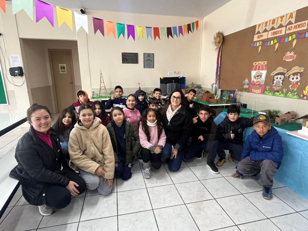 Explorando o Mundo com as Maquetes: Alunos do 5º Ano Aprendem Inglês de Forma Criativa 6 2002b8e2 4fc9 48e8 98c5 1453c2aa1d10