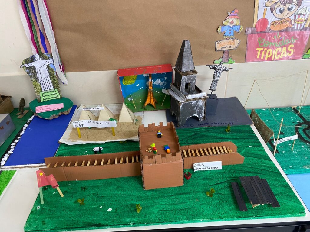 Explorando o Mundo com as Maquetes: Alunos do 5º Ano Aprendem Inglês de Forma Criativa 5 317eb978 db17 4b05 8b2d fdc2b09c815a