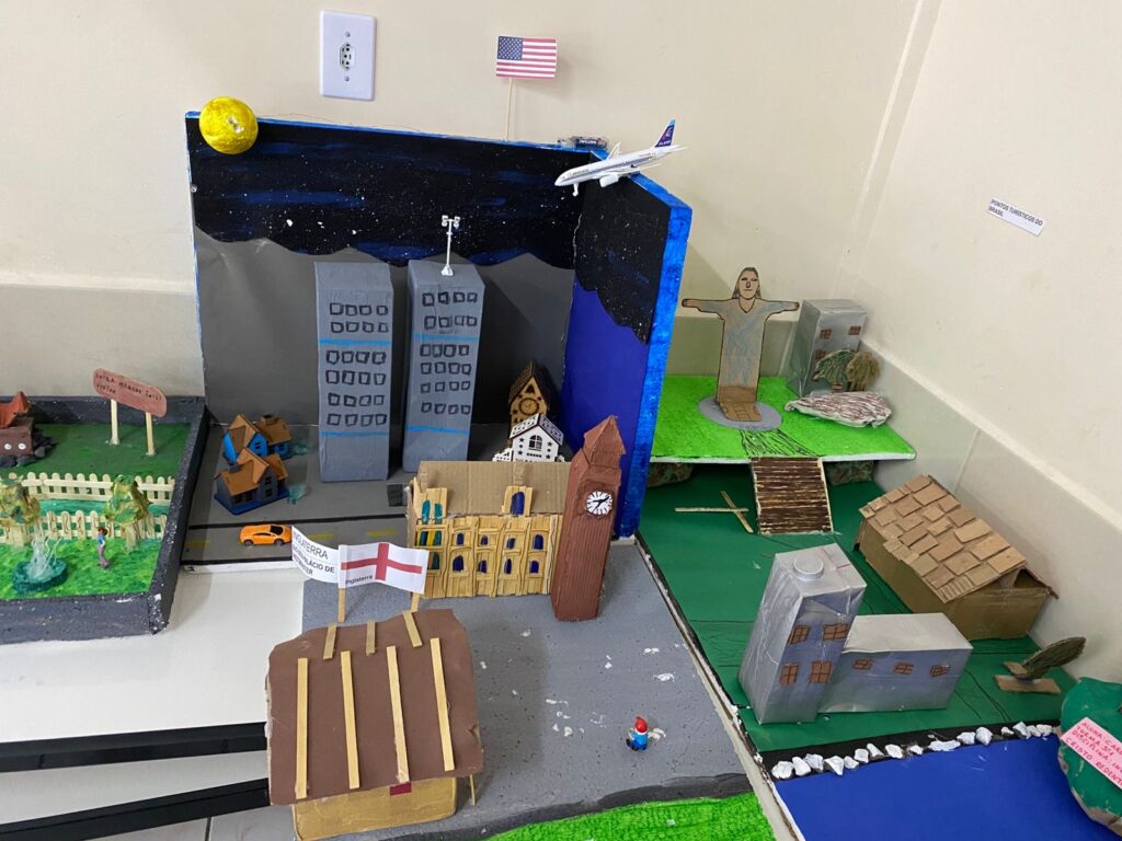 Explorando o Mundo com as Maquetes: Alunos do 5º Ano Aprendem Inglês de Forma Criativa 4 3b3cf349 ba40 495f b852 33e7b387a5c7