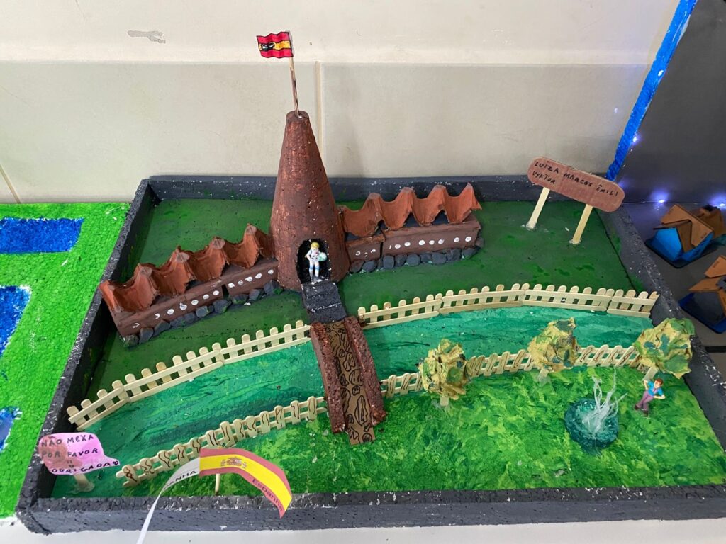 Explorando o Mundo com as Maquetes: Alunos do 5º Ano Aprendem Inglês de Forma Criativa 2 5a515183 0f86 402c ad3c dfa396f4e1b2