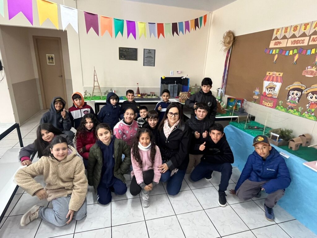 Explorando o Mundo com as Maquetes: Alunos do 5º Ano Aprendem Inglês de Forma Criativa 7 a2d225e8 5d8e 4672 8583 a1b21bda3580