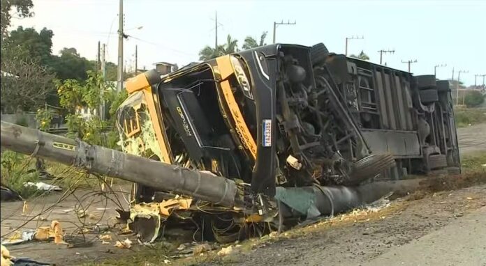 Passageiro relata ação de resgate após tombamento de ônibus na BR-101