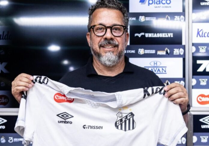 Santos demite técnico