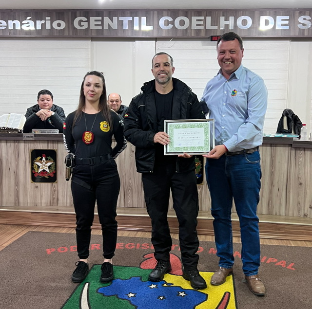 Policiais Civis de Otacílio Costa são homenageados com o título de Honra ao Mérito na Câmara de Vereadores 4 IMG 8045