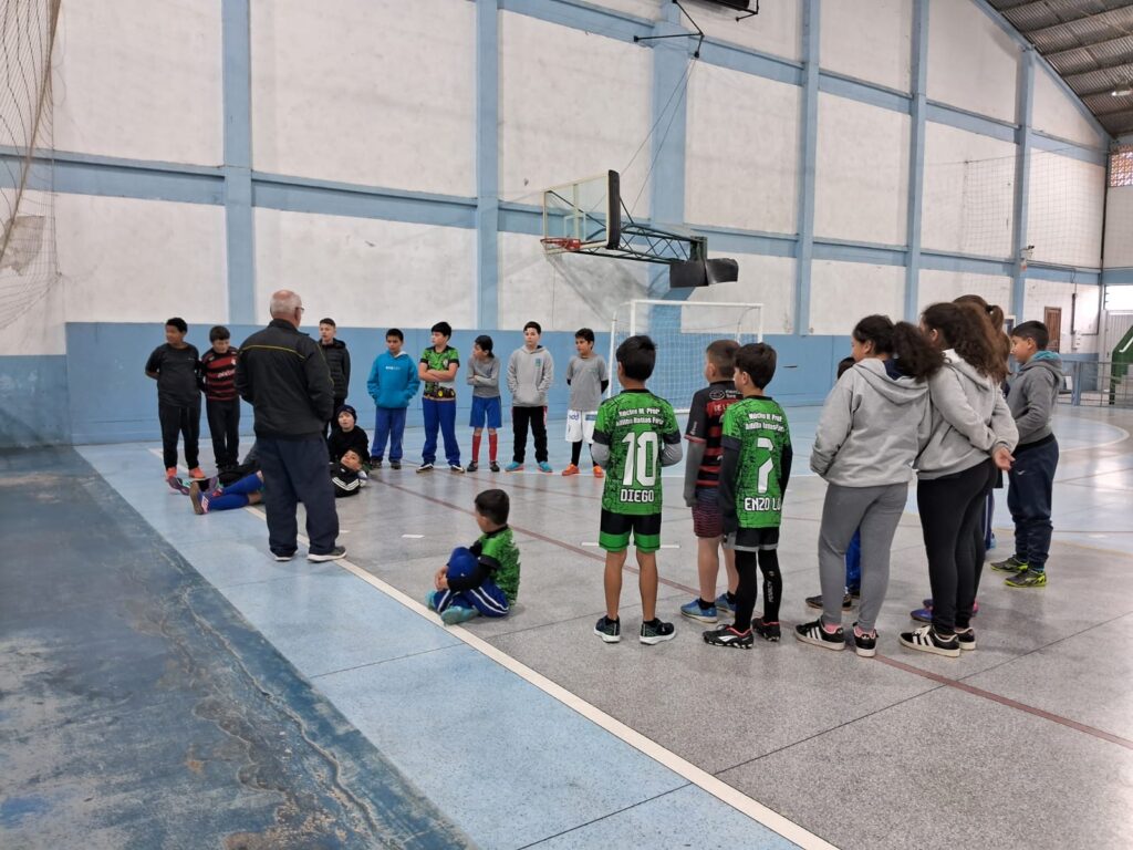 Núcleo Municipal Professora Adilha Matias Faria disponibiliza escolinha de futebol para alunos em parceria com a FME 1 fde4472d b0df 4f65 b053 654dbbf1be10