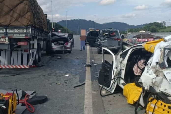 Acidente com oito veículos reúne forças de resgate e deixa 17 vítimas na BR-470 em Indaial (SC)