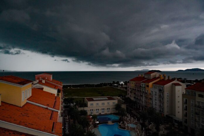 Frente fria e ciclone extratropical causam temporais e ventos fortes em Santa Catarina