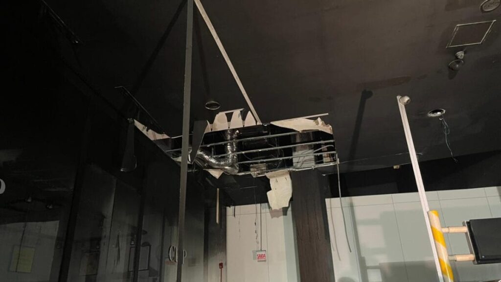 Shopping ViaCatarina anuncia reabertura gradual após incêndio em Palhoça 1 "Perda e incerteza": Lojistas relatam drama após incêndio atingir shopping na Grande Florianópolis. (Foto: Morgana Fernandes, Reprodução)