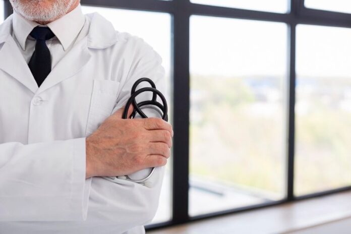 Médico que cobrava até R$ 1,2 mil para fraudar fila do SUS e antecipar cirurgias é condenado