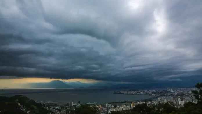 Frente fria oceânica avança e coloca Santa Catarina em alerta para raios, ventos fortes e granizo