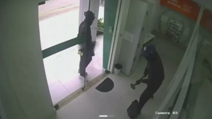 Assalto a cooperativa em SC: vídeo flagra ladrões limpando cofre em Doutor Pedrinho