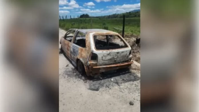 Morador encontra corpo enterrado e carro carbonizado em Joinville: polícia investiga homicídio