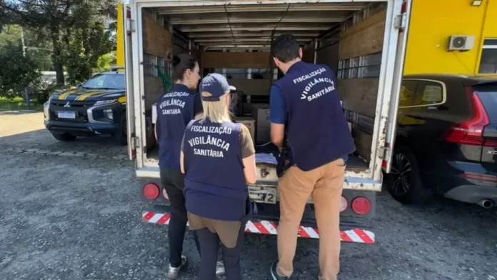 Carne imprópria para consumo destinada a supermercado é apreendida na BR-101 em Palhoça