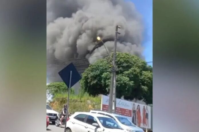 Grande incêndio em centro comercial de indaial fecha rua e mobiliza bombeiros