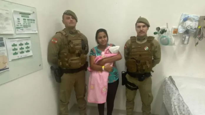 Mãe pede ajuda em frente a batalhão e policiais salvam vida de recém-nascido em Chapecó