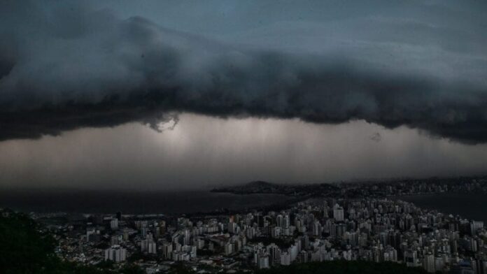 Ciclone extratropical ameaça Santa Catarina: chuvas intensas e ventos fortes de segunda a quarta-feira
