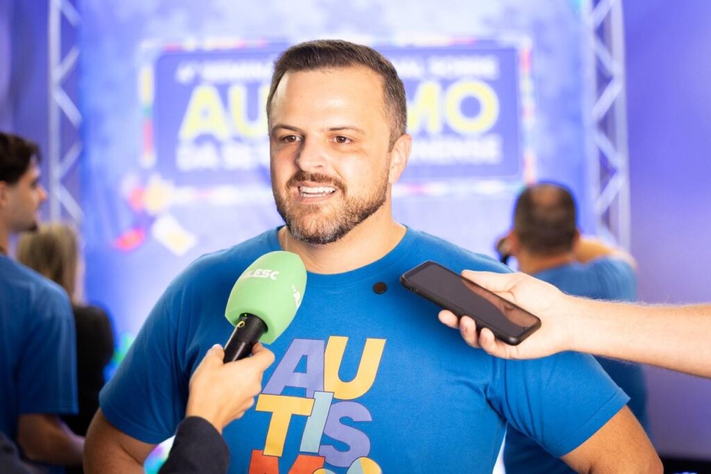 QUASE 10 MIL PESSOAS EM MENOS DE 30 DIAS: DEPUTADO LUCAS NEVES CONSOLIDA O MAIOR MOVIMENTO SOBRE AUTISMO EM SC 1 182bdf63 d0c6 412a acc0 87f86ad13dc5